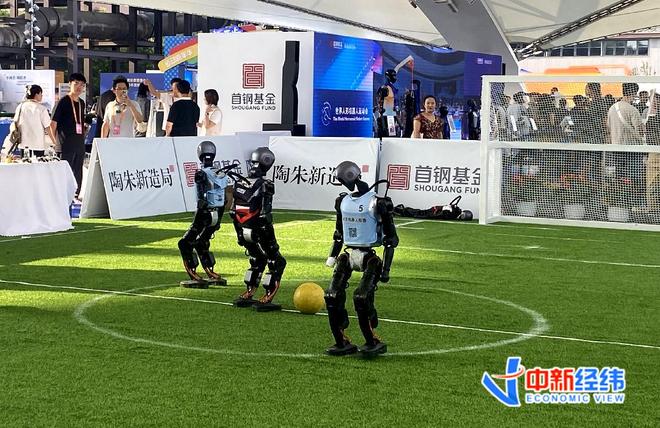  机器人踢足球中新经纬李自曼摄