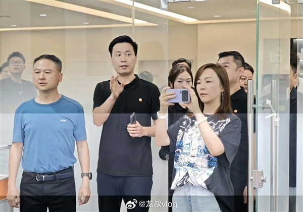 小米17 Pro Max官宣！三款机型命名和iPhone 17一模一样雷军：全面对标iPhone 正面迎战
