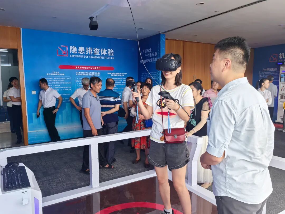 股东到安全馆现场体验2.jpg