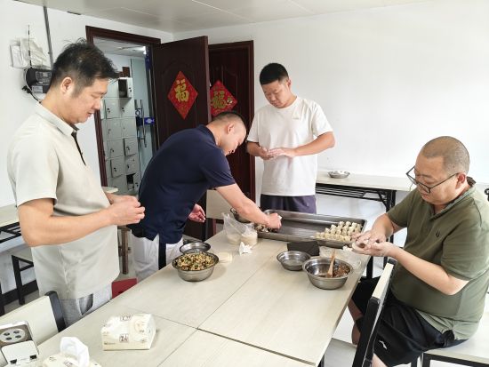漫谷项目包饺子活动.jpg 漫谷项目包饺子活动.jpg