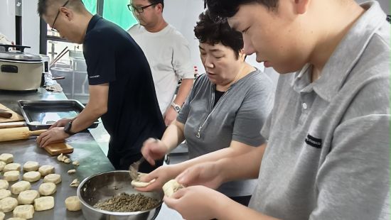 城乡融合做月饼.jpg 城乡融合做月饼.jpg