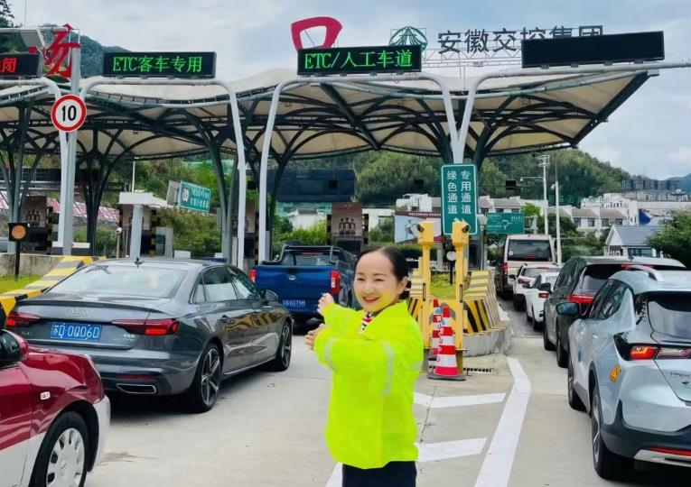 黄山中心黄山南门站员工胡莉莉疏导车辆有序通行。安徽交控集团黄山管理中心供图