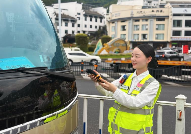 黄山中心黄山南门站员工任欣怡为司乘激活车辆ETC。安徽交控集团黄山管理中心供图