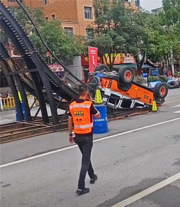 北汽集团：发生翻车的212汽车与我们无关不是我们造的