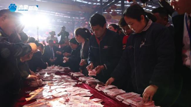 60岁董事长又给员工父母发中秋礼金了连续十二年传递孝心