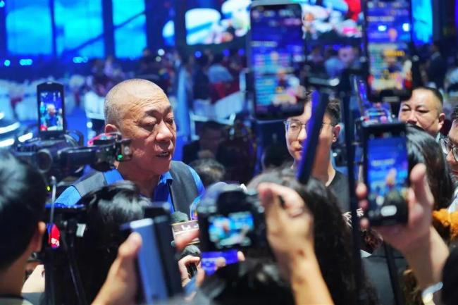 60岁董事长又给员工父母发中秋礼金了