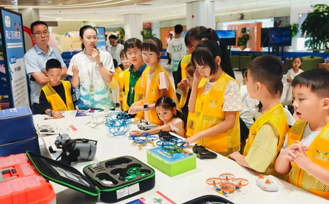 小学员在接受培训。记者陆涛摄