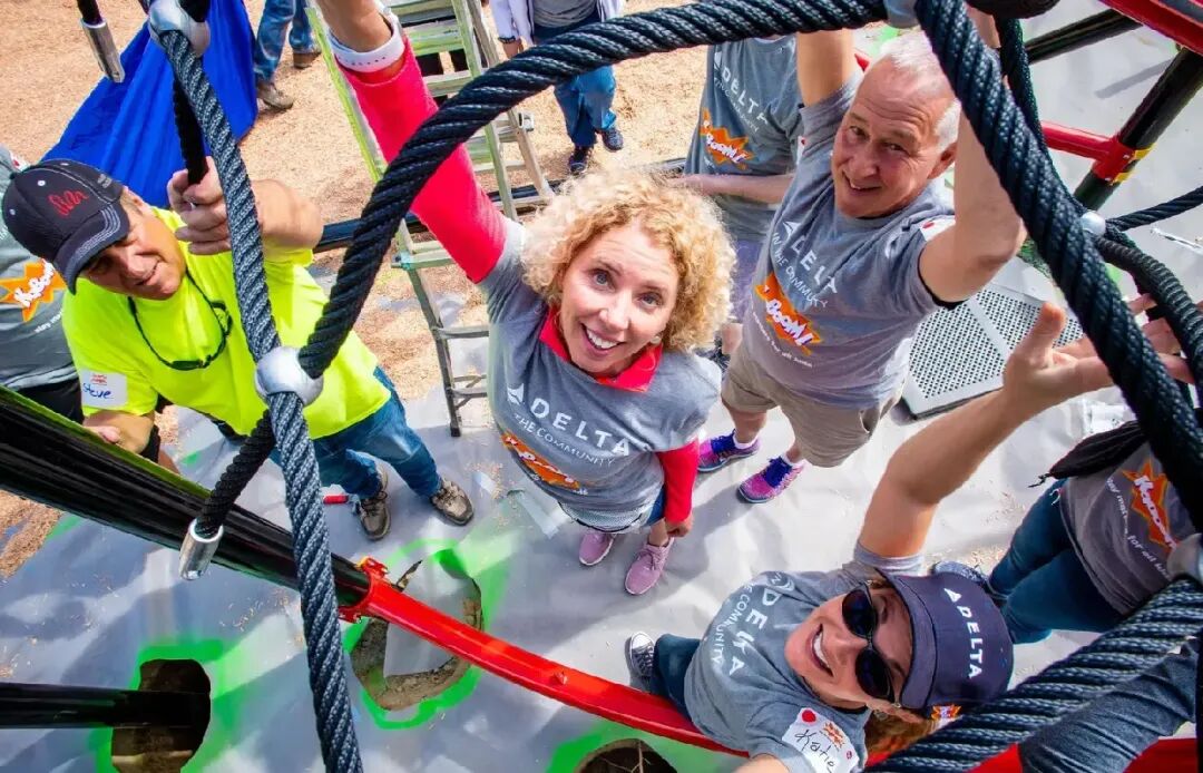 达美航空员工在洛杉矶搭建儿童游乐场