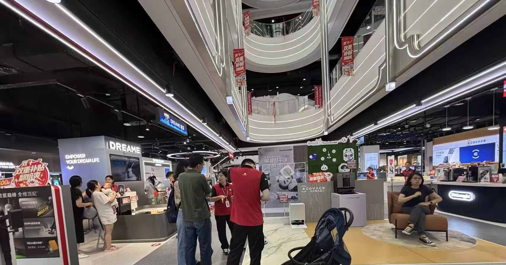 今年国庆中秋假期，一个家电卖场正在促销。拍摄/第一财经王珍