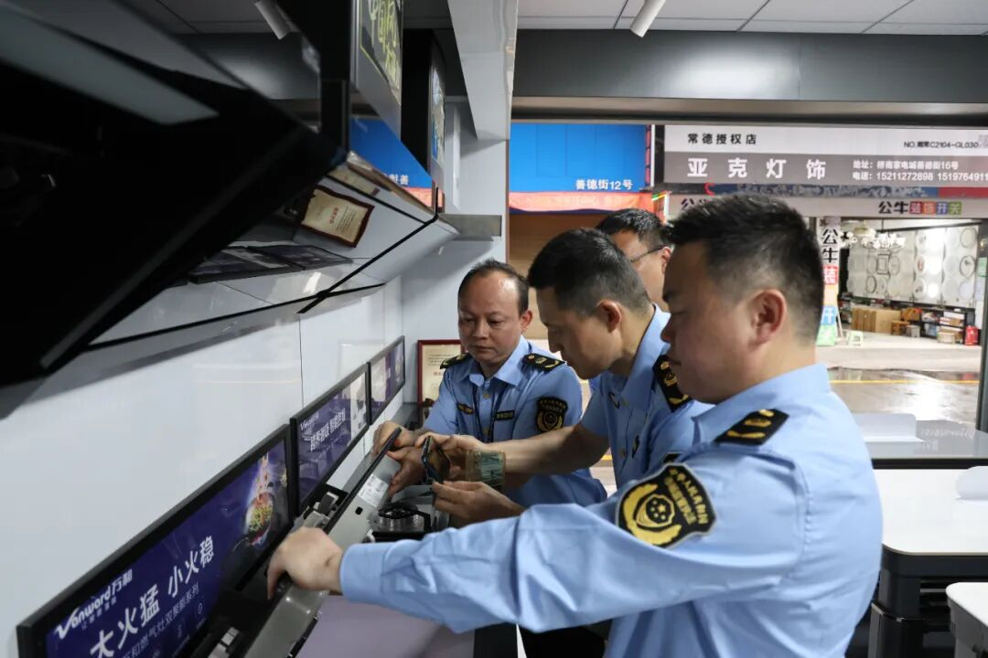 执法人员检查燃气灶具