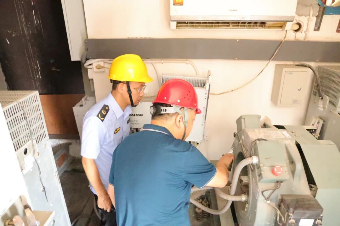 执法人员检查电梯
