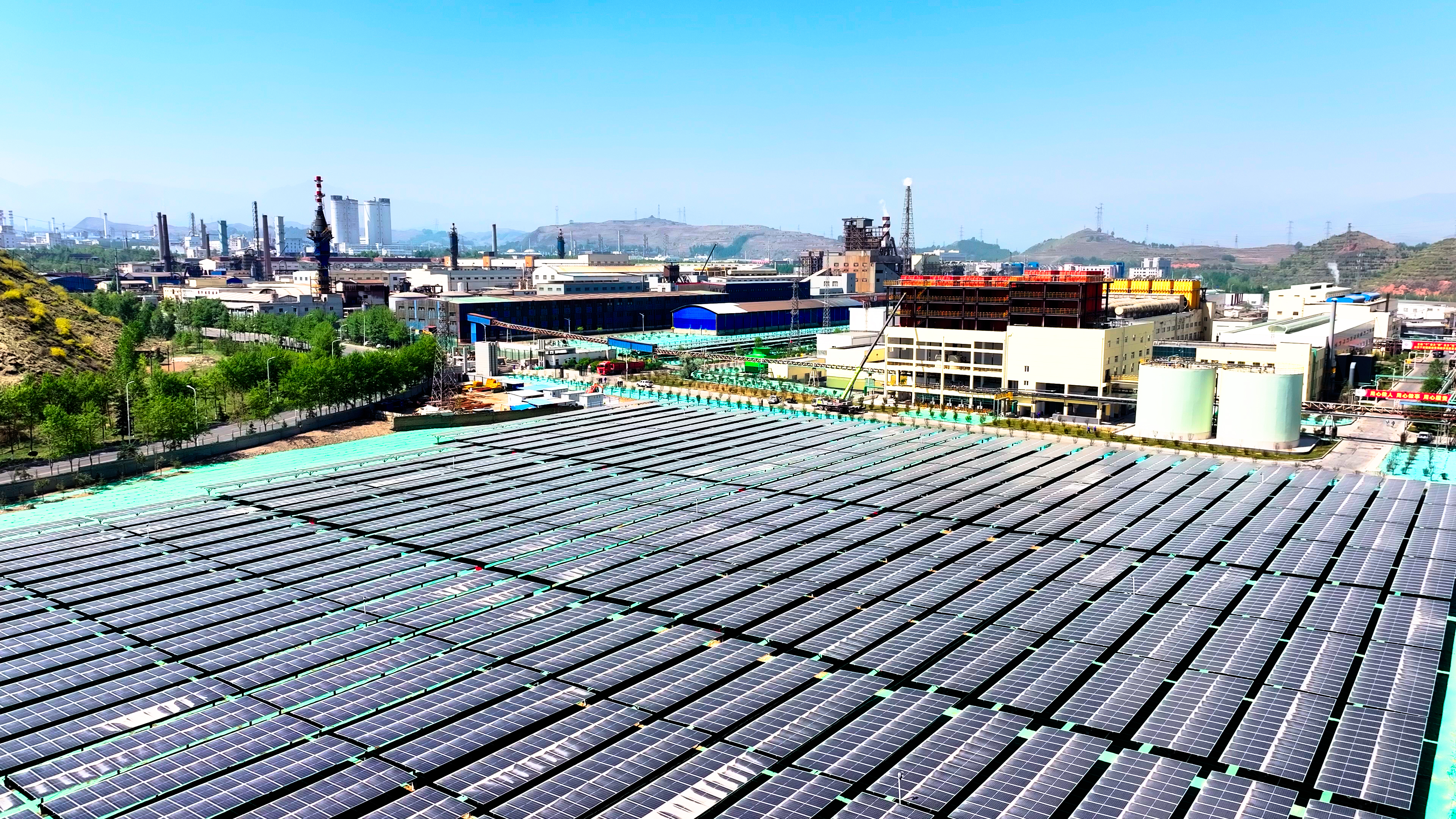 西部矿业光伏发电项目一角