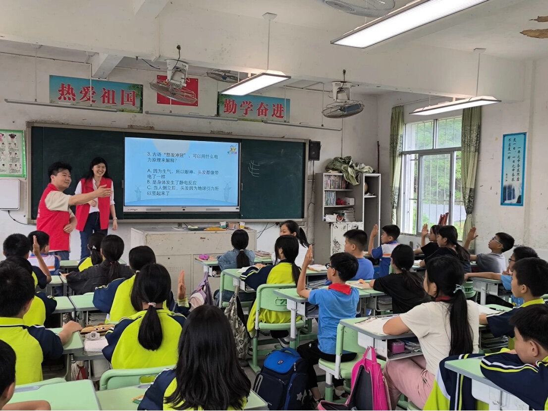 青年到英德大洞学校开展“电与梦同行，手创未来星”志愿活动