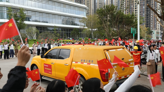 千里驰援抗台风贵州长顺供电局奋战广东湛江助万余户复电_fororder_湛江市民手持五星红旗，热情地挥舞着，向驰援车辆表达敬意与不舍