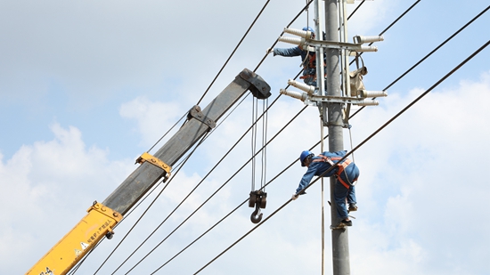 千里驰援抗台风贵州长顺供电局奋战广东湛江助万余户复电_fororder_长顺电力工人赴湛江驰援电力设施作业.JPG