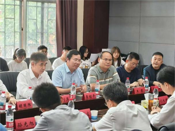 10月14日下午，在华南理工大学举行的皖籍人才座谈会上，澳门大学特聘教授李绍平作交流发言。实习生刘玄摄