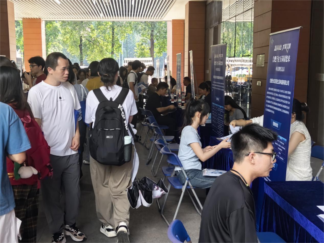 10月14日下午，华南理工大学合肥“千企万岗请您来”招聘会现场，用人单位与同学之间展开积极交流。中共肥西县委组织部供图
