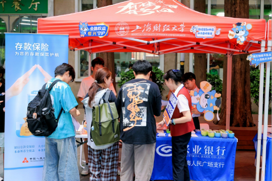 外场活动设摊派发宣传折页并开展“扭蛋机”有奖问答活动