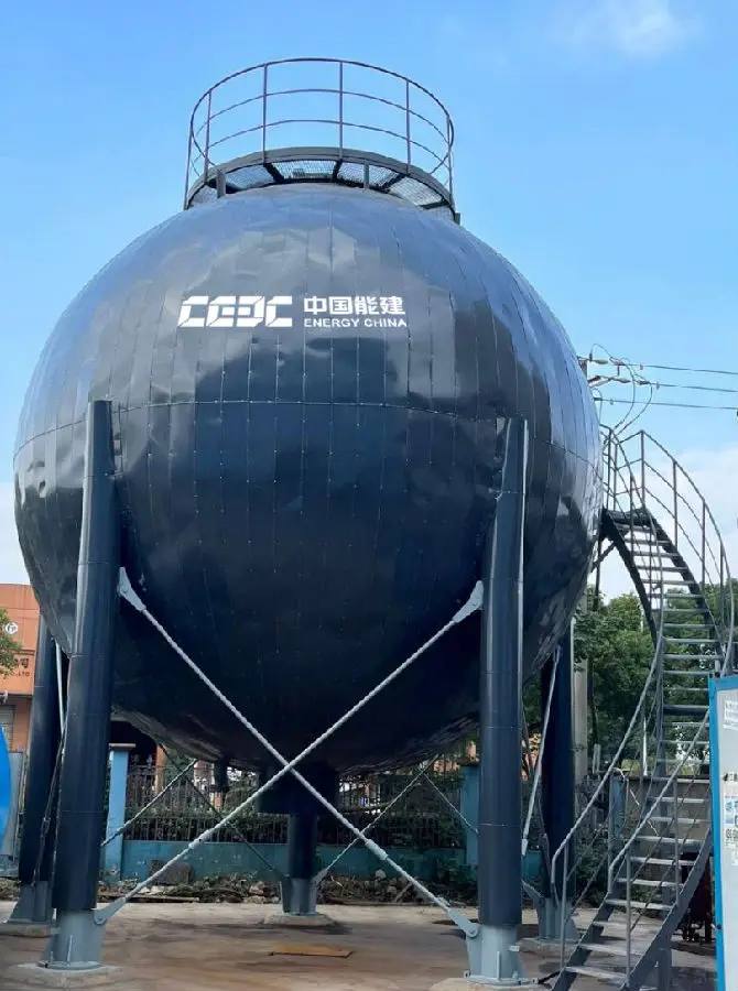 杭州华源前线能源设备有限公司的球罐蓄热储能系统研发平台。（雷相梅摄）
