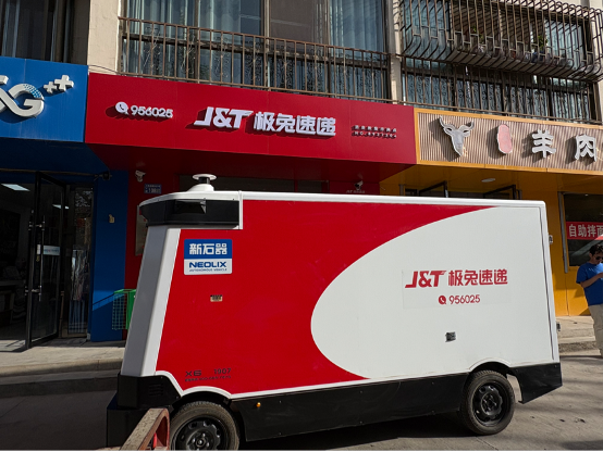 无人车正在工作。拍摄：白帆