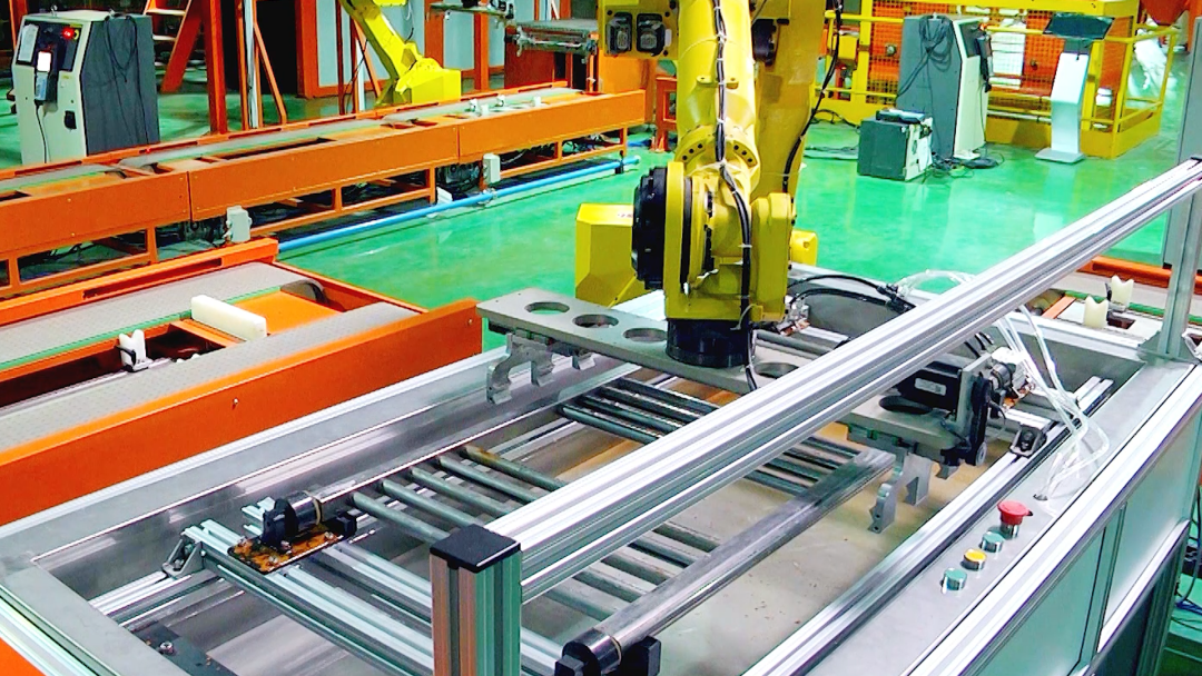 (艾芬达打造的电热毛巾架智能无人生产线。公司官微/图)