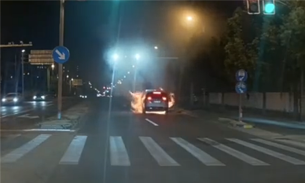 理想MEGA没有碰撞突然自燃!是宁德时代电池的问题吗如何保证电池不起火