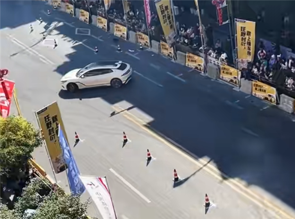 比亚迪在贵州村GT杀疯!腾势Z9GT原厂无改装上演疯狂极限漂移