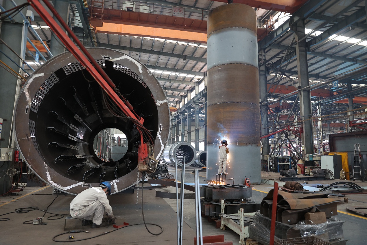 �Ϸ�·���������䣬Ա�������ڼӽ��豸����