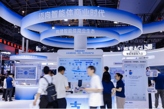 WAIC 2026̽Ӫ�����ϼ���չʾ������������ҵ�����㲼��